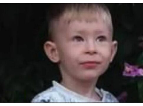 Aron 4 anni il bimbo morto nel crollo della palazzina a Torino. La disperazione del papà : “Lì non funzionava nulla, c’era puzza di gas”
