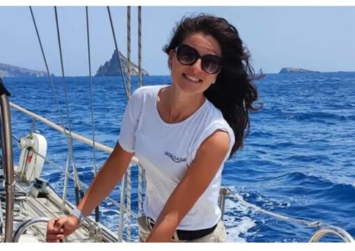 La barca a vela va a fuoco a Marina di Stabia: Giulia 28 anni muore asfissiata nel sonno