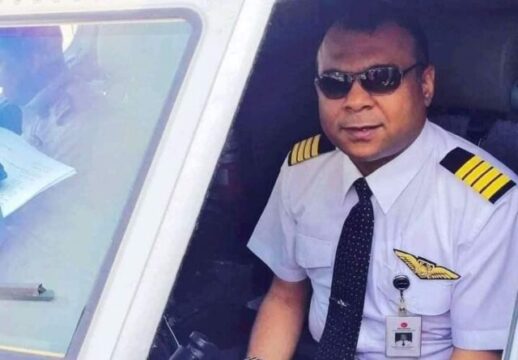 Un pilota di un aereo ha un infarto durante il volo: prima mette in salvo tutti i 124 passeggeri e poi muore
