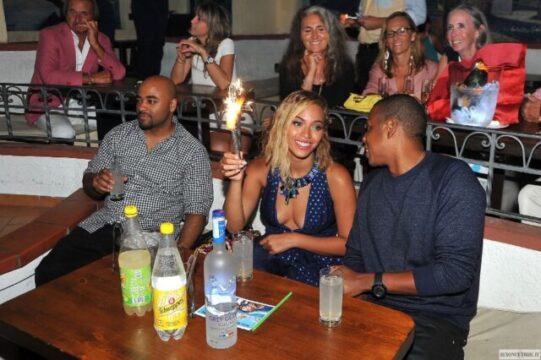 Beyoncé in vacanza a Capri saluta la folla e sfoggia un Italiano perfetto: la popstar in vacanza con il marito Jay-Z