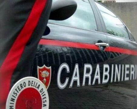 Soccorso in strada con la lingua tagliata: i carabinieri la trovano dentro il frigo del bed and breakfast