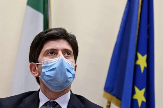 Covid, Speranza: “In Italia la terza dose ci sarà già da settembre per i pazienti fragili”