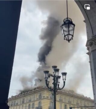 ULTIMO MINUTO : In fiamme un palazzo, panico tra i cittadini, si temono vittime.