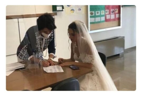La foto del giorno : docente precaria va a firmare il contratto in abito da sposa