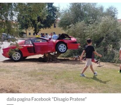 Un 70enne si fa filmare mentre sgomma sulla Ferrari da 135mila euro: si schianta contro un ulivo