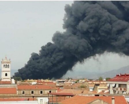 Disastro ambientale : grosso incendio in provincia di Caserta. Gigantesca colonna di fumo avvolge la zona di Teverola-Carinaro