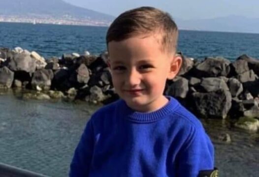 Samuele 4 anni, morto dopo un volo dal terzo piano.Fiori bianchi e preghiere sul luogo della tragedia