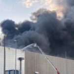 Grave incendio in un’azienda di Airola, la colonna di fumo di materiali plastici arriva fino a Napoli