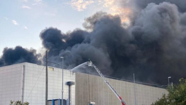 Grave incendio in un’azienda di Airola, la colonna di fumo di materiali plastici arriva fino a Napoli