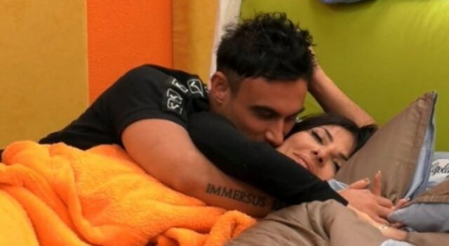 GFVip: Nicola e Miriana bollenti e vogliosi, Giucas Casella costretto ad alzarsi dal letto