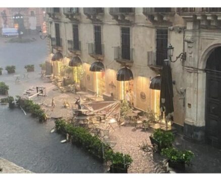 Ultim’ora :  Violentissimo tornado si abbatte su Catania. SI registrano danni e feriti