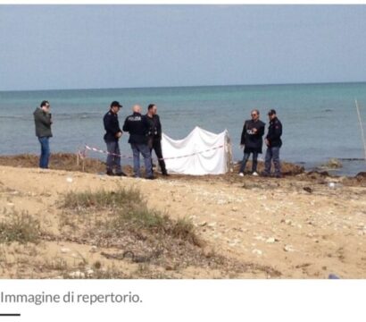 Una macabra scoperta : ritrovato il cadavere di un uomo sulla spiaggia. È un mistero