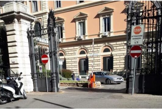 No Pass devastano il pronto soccorso dell’Umberto I a Roma. 4 feriti. Panico tra i degenti