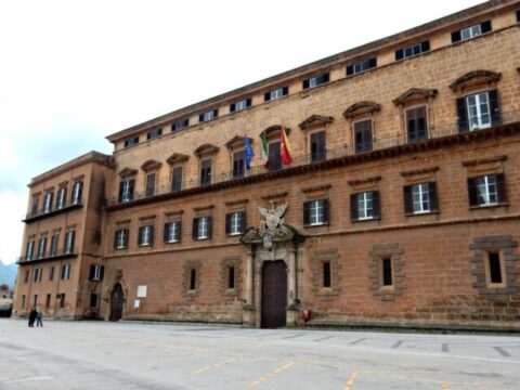 Deputati si rifiutano di mostrare il green pass, respinti all’ingresso di Palazzo dei Normanni