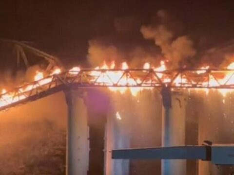 Ultim’ora: terribile incendio notturno. Crolla il ponte. I vigili del fuoco a lavoro