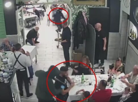 Napoli, rapina in pizzeria: banditi con i fucili puntati anche contro i bambini
