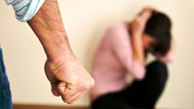 Abusata e segregata per anni,riesce a scappare dal marito lanciandosi dal secondo piano: “Ti sciolgo nell’acido”