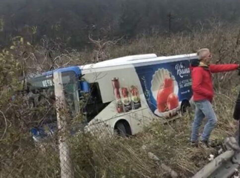 Tragedia sfiorata : un bus Eav perde il controllo e cade in una scarpata