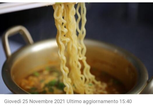 Mangiano noodles istantanei: morti due bambini