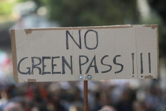 Il Viminale: stop a manifestazioni no green pass in aree sensibili, concessi solo sit-in lontano dal centro