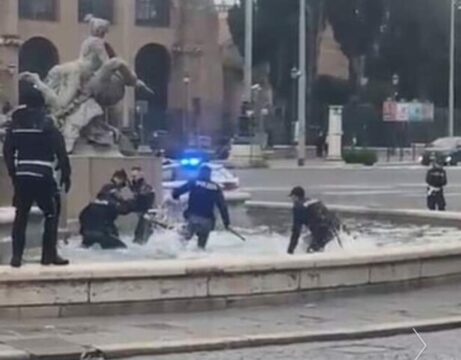 Nudo nella fontana di piazza della Repubblica a Roma, gli agenti in acqua: tensione e arresto