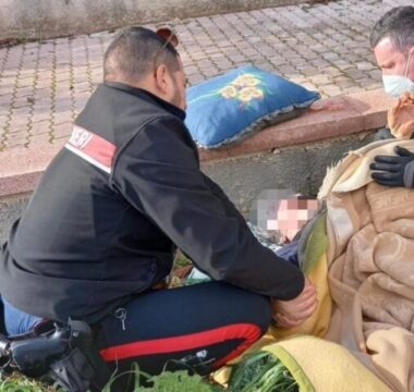 Cade e rimane per ore al freddo nel giardino: carabinieri salvano anziana e le tengono la mano