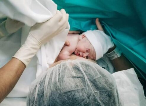 Infarto al nono mese di gravidanza, medici la salvano e fanno nascere il piccolo: “Miracolo di Natale”