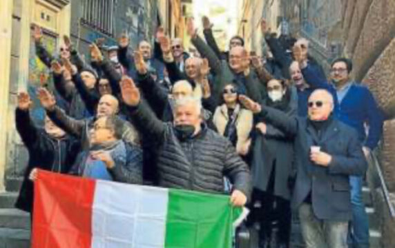 Scandalo Fratelli d’Italia: i dirigenti del partito si riuniscono e scattano foto col saluto fascista