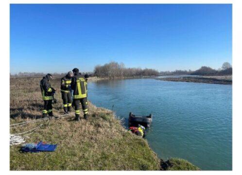 Auto trovata cappottata nelle acque del fiume : all’interno quattro giovani morti
