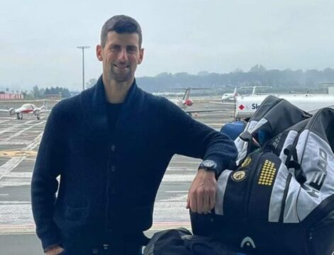 Djokovic, espulso dall’ Australia: il tennista in volo verso Dubai. Il presidente serbo: «Trattato come un assassino seriale»