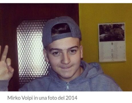 Mirko si accascia al suolo mentre parla con i genitori : muore a 20 anni. “Era un dono speciale”