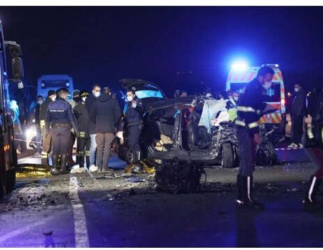 Sabato sera di sangue incidente tra auto e bus: morti 5 ragazzi avevano tra i 17 e i 22 anni