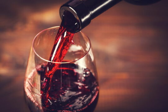 Vino rosso protegge dal Covid, l’incredibile scoperta