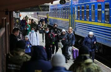 Ultim’ora, Kiev sotto assedio. Cremlino: rifiutati negoziati. Assalto alla stazione dei treni, fuga generale
