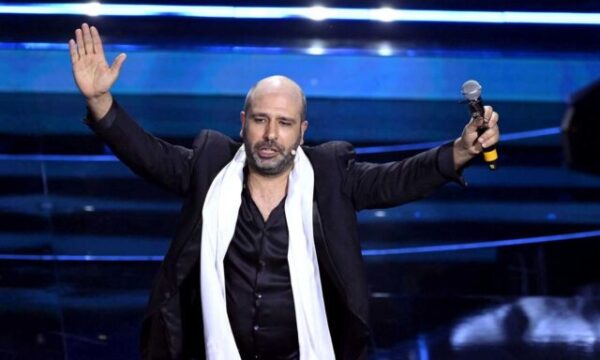 Sanremo 2022, Zalone sale sul palco e divide il pubblico: «Perché non hai chiamato una donna scema?»
