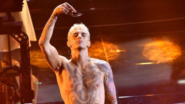 Sanremo 2022 Achille Lauro  a petto nudo oltre ogni limite  inscena un battesimo