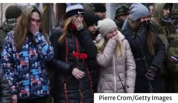 Dopo il discorso di Putin : a Kiev le mamme mettono degli adesivi sui vestiti dei loro figli, col gruppo sanguigno