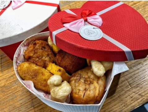 Il regalo perfetto per San Valentino?  Un cuoppo fritto in una scatola a forma di cuore