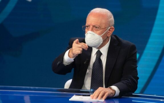 In Campania mascherine obbligatorie negli ospedali,De Luca non segue il governo centrale :”Il governo ci ripensi sui sanitari No vax”