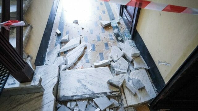 Crollano le scale in un palazzo: 13enne precipita nel vuoto