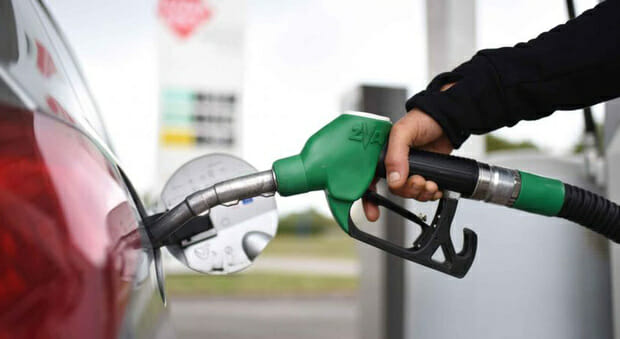 Benzina, slitta lo sconto di 25 centesimi: c’è qualche nodo da sciogliere