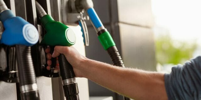 Prezzi benzina in rialzo nonostante l’obbligo di esposizione dei prezzi medi