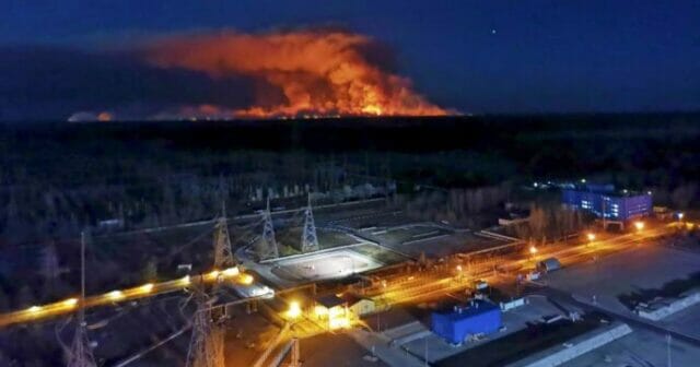 Guerra, allarme a Chernobyl fiamme intorno alla centrale. Zelensky: ‘Il mondo scenda in piazza’