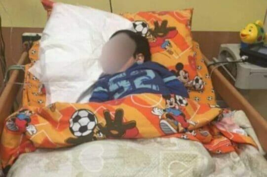 Il bimbo disabile abbandonato dai genitori, è grave al Santobono: “Lotta tra la vita e la morte”