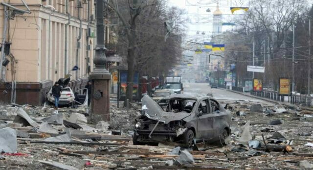 Guerra Ucraina, i razzi centrano le case a Kiev. Grave un altro giornalista