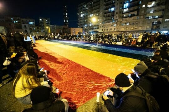 Flash mob in piazza con l’arcivescovo Battaglia e centinaia di persone in preghiera per la fine della guerra in Ucraina