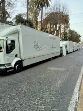 Napoli città di cinema, tra via Foria e via Carbonara 30 camion di T&D Angeloni Trasporti cinematografici