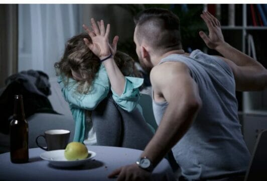 Picchia la moglie davanti al figlio di tre anni  e devasta la casa: 36enne arrestato durante la Festa della Donna