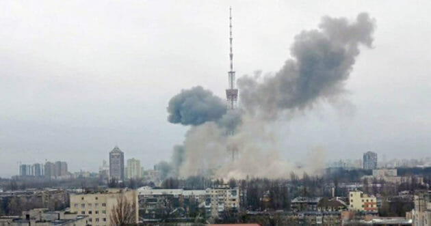 Missili russi contro Kiev e altre città, colpita la torre della Tv: vittime civili. Biden: Putin è un dittatore, deve pagare