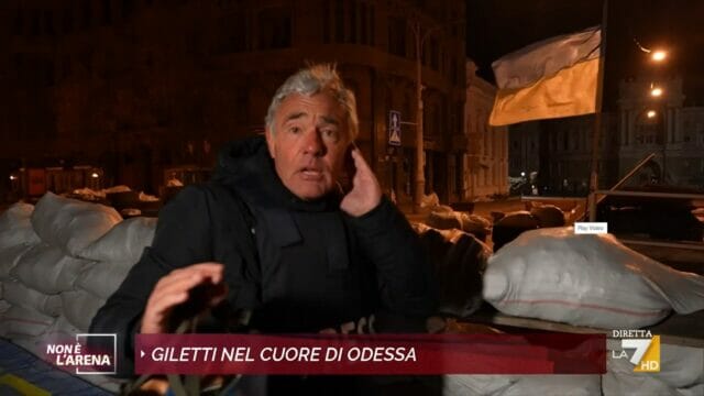 Non è l’Arena, Massimo Giletti in onda dall’Ucraina  interrotto dagli spari. Attacco in diretta e critiche: «C’è odore di morte»